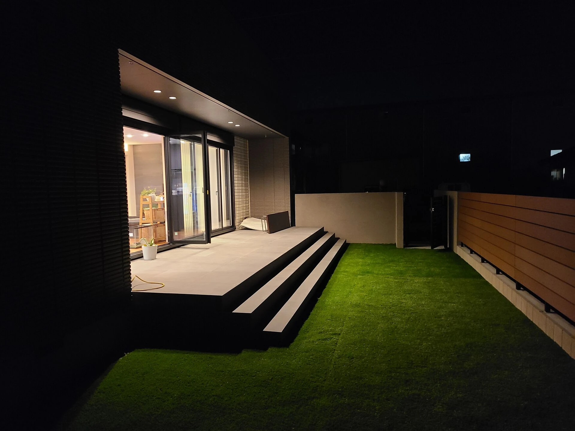 発泡スチロールの壁を使った安全でラグジュアリーなエクステリア ②