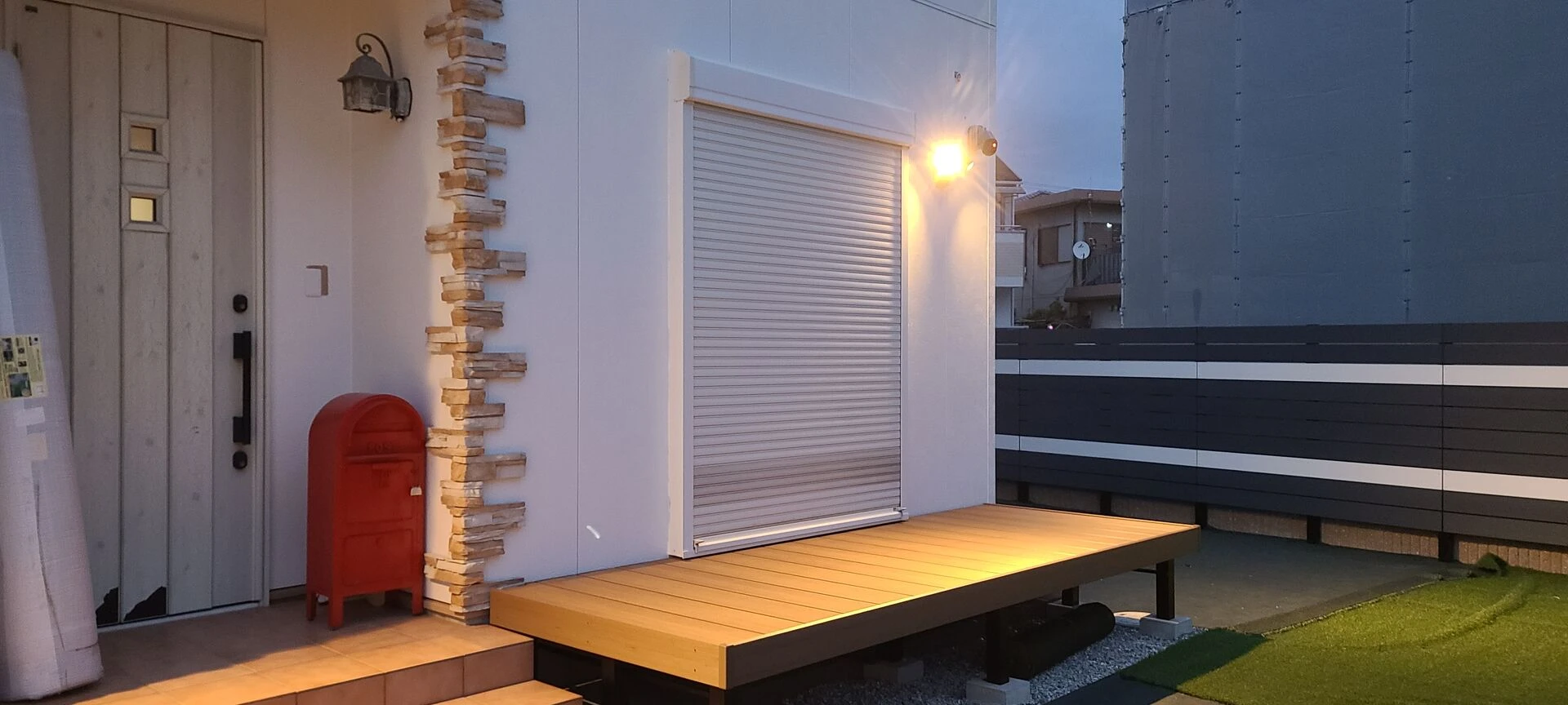 発泡スチロールの壁とフロート階段、ライティングでド迫力＆おしゃれすぎる外構に！