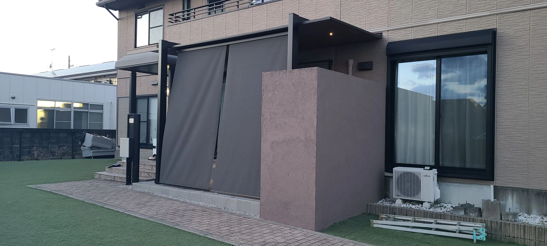 発泡スチロールの壁とダウンライト付き高級テラスが魅力的なお宅