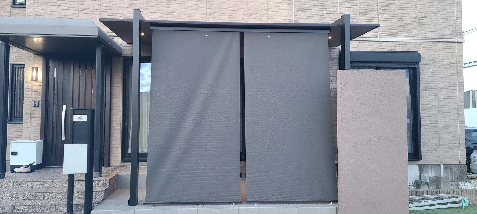 発泡スチロールの壁とダウンライト付き高級テラスが魅力的なお宅