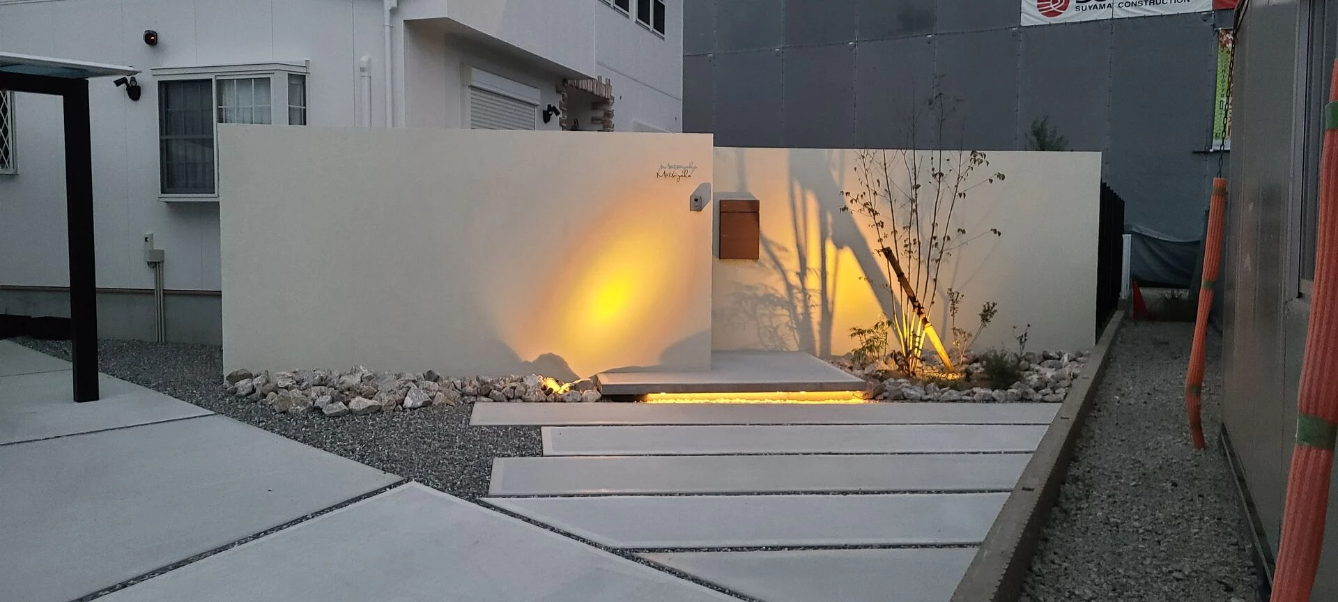 発泡スチロールの壁とフロート階段、ライティングでド迫力＆おしゃれすぎる外構に！