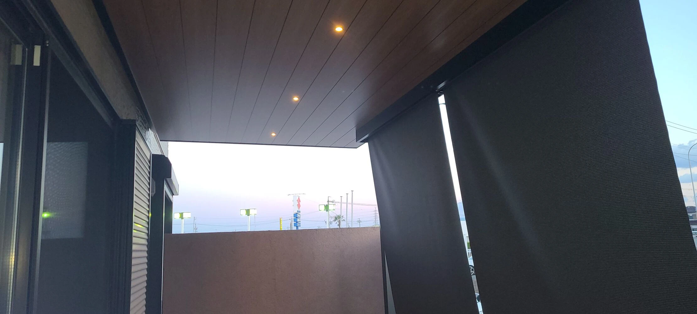 発泡スチロールの壁とダウンライト付き高級テラスが魅力的なお宅