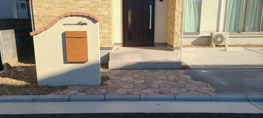 浜松市　かわいい門袖と木目調宅配ボックス　費用を抑えた石張り調インターロッキング