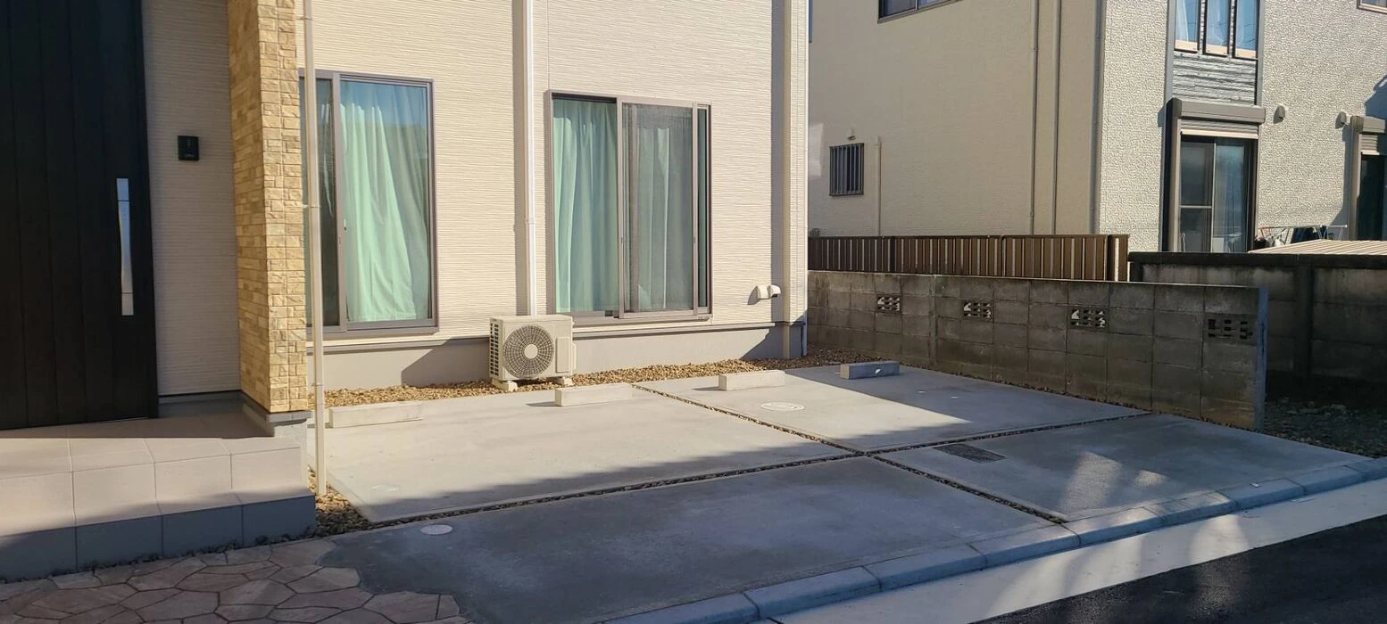 浜松市　かわいい門袖と木目調宅配ボックス　費用を抑えた石張り調インターロッキング