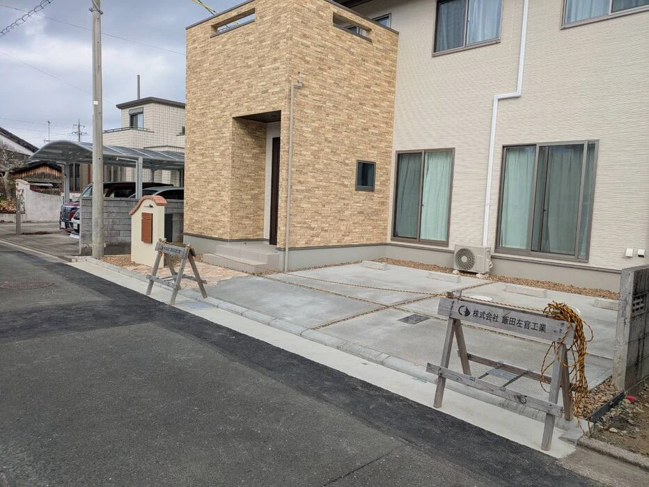 浜松市　かわいい門袖と木目調宅配ボックス　費用を抑えた石張り調インターロッキング