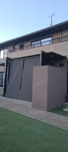 発泡スチロールの壁とダウンライト付き高級テラスが魅力的なお宅