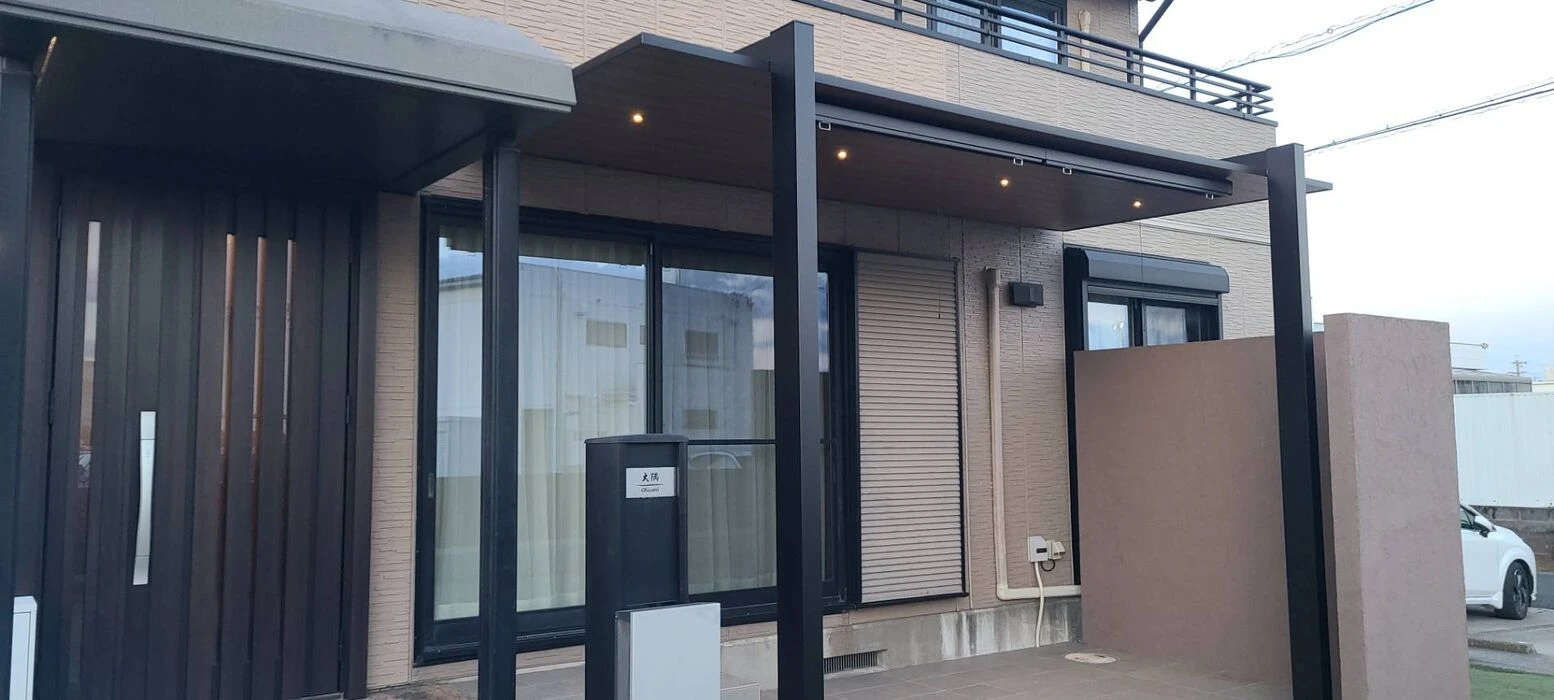 発泡スチロールの壁とダウンライト付き高級テラスが魅力的なお宅