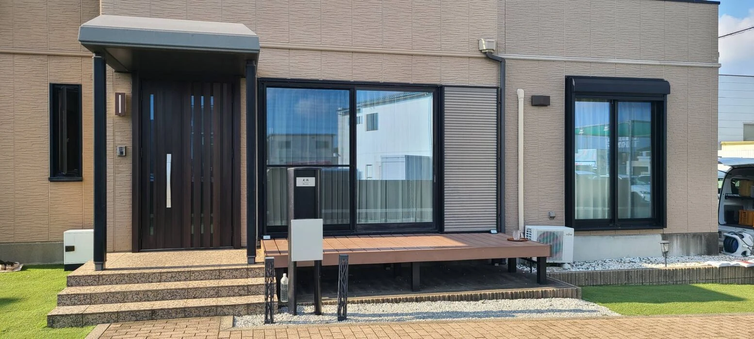 発泡スチロールの壁とダウンライト付き高級テラスが魅力的なお宅