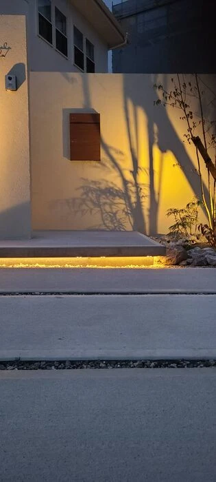 発泡スチロールの壁とフロート階段、ライティングでド迫力＆おしゃれすぎる外構に！