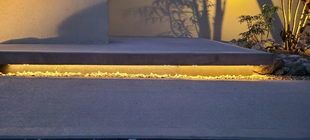 発泡スチロールの壁とフロート階段、ライティングでド迫力＆おしゃれすぎる外構に！