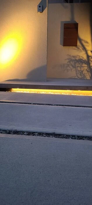 発泡スチロールの壁とフロート階段、ライティングでド迫力＆おしゃれすぎる外構に！