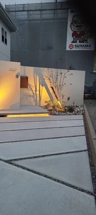 発泡スチロールの壁とフロート階段、ライティングでド迫力＆おしゃれすぎる外構に！