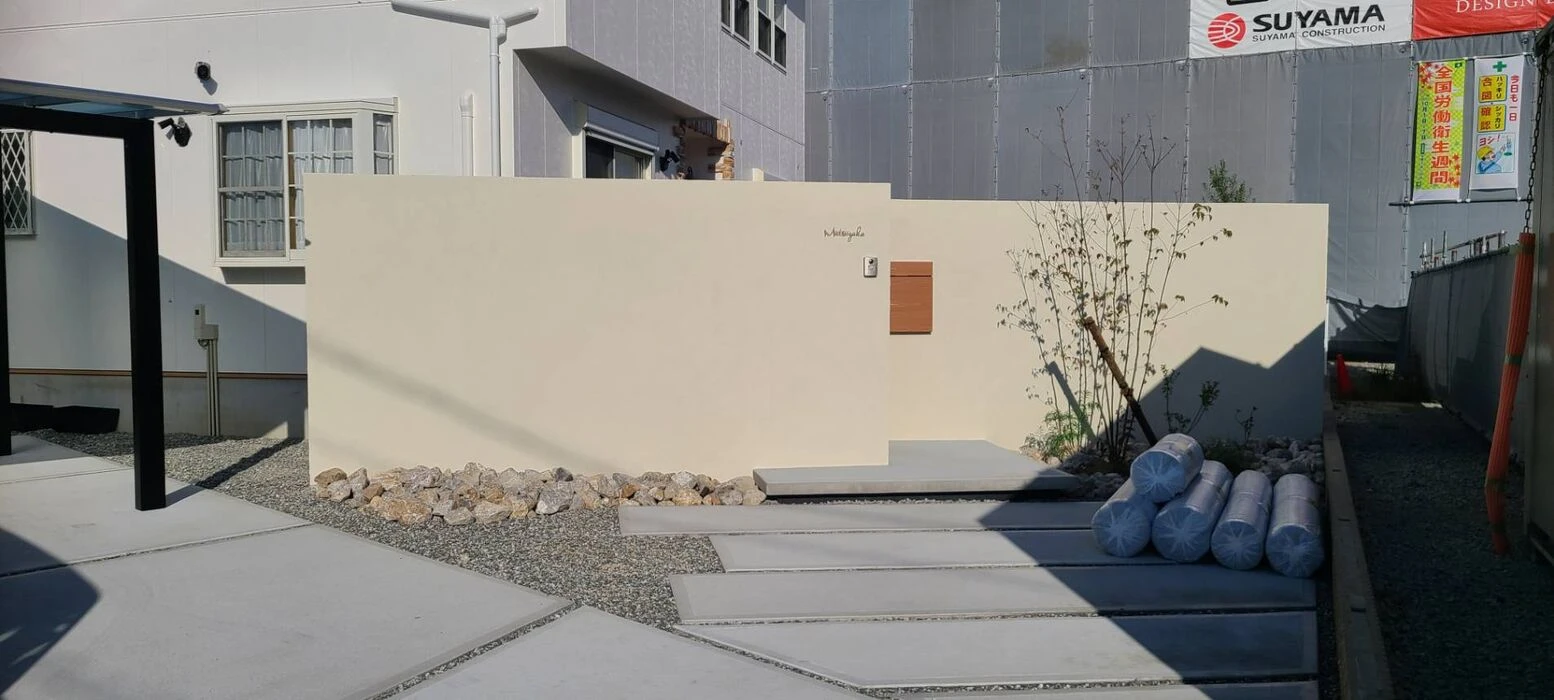 発泡スチロールの壁とフロート階段、ライティングでド迫力＆おしゃれすぎる外構に！