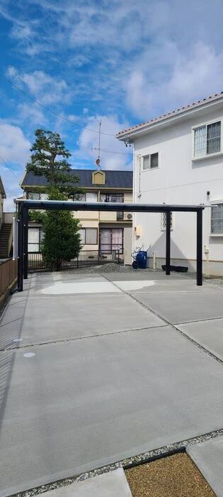 発泡スチロールの壁とフロート階段、ライティングでド迫力＆おしゃれすぎる外構に！