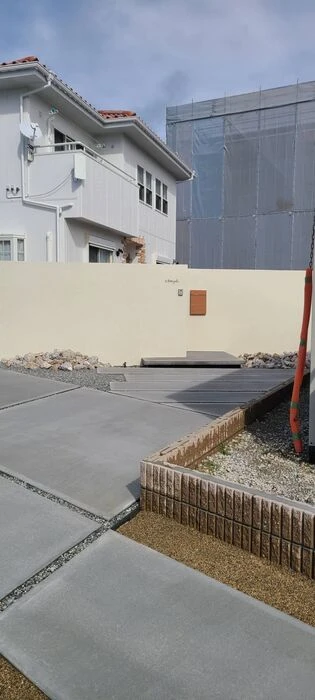 発泡スチロールの壁とフロート階段、ライティングでド迫力＆おしゃれすぎる外構に！