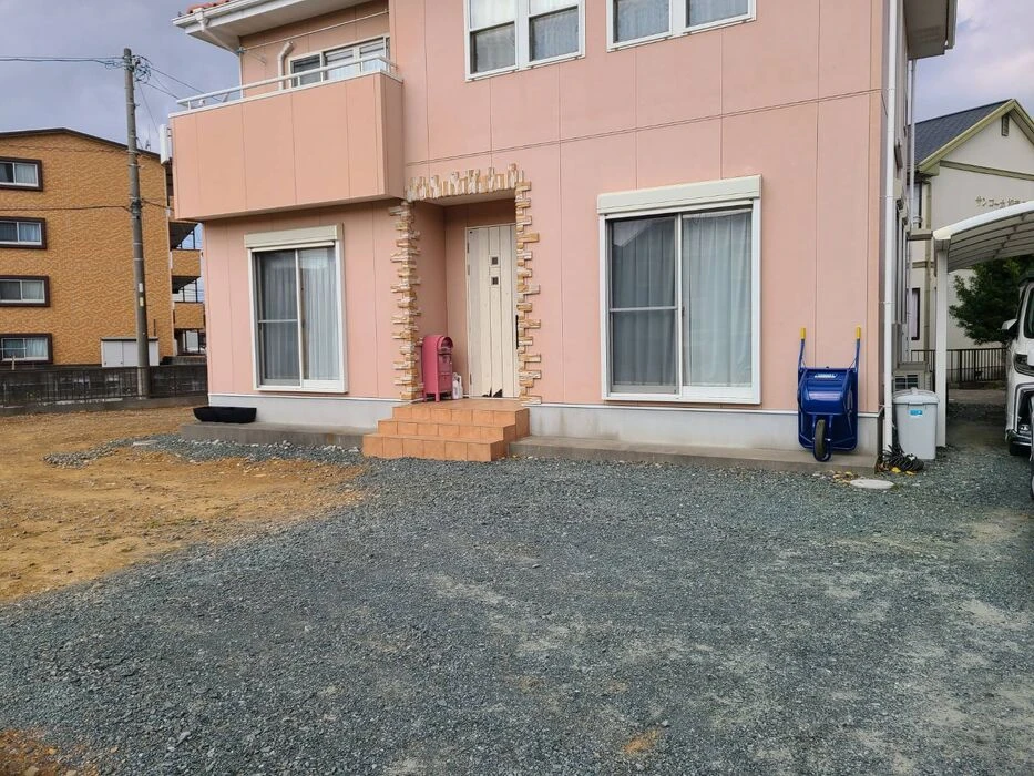 発泡スチロールの壁とフロート階段、ライティングでド迫力＆おしゃれすぎる外構に！