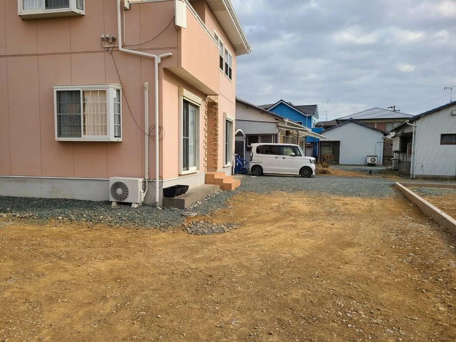 発泡スチロールの壁とフロート階段、ライティングでド迫力＆おしゃれすぎる外構に！