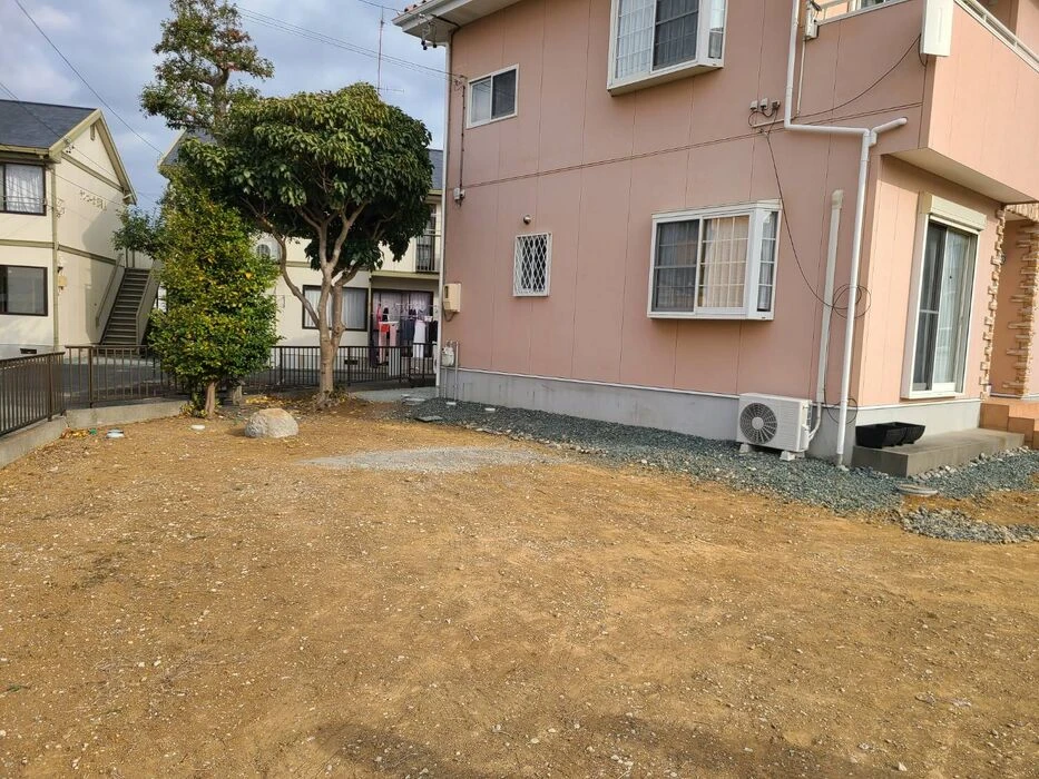 発泡スチロールの壁とフロート階段、ライティングでド迫力＆おしゃれすぎる外構に！